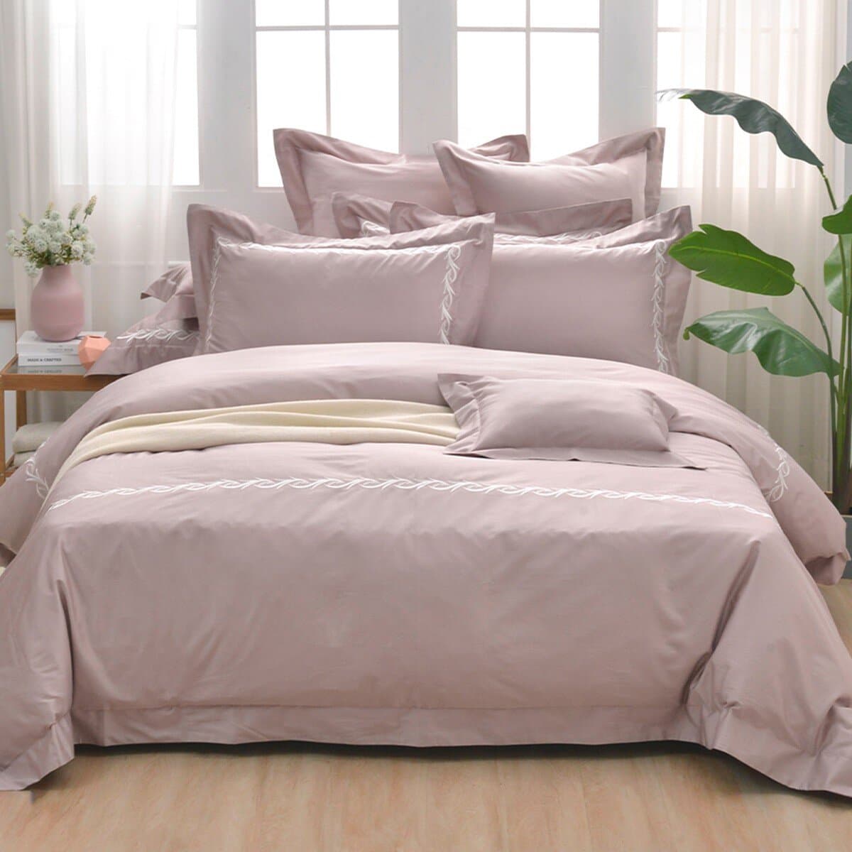 La Belle Set Selimut Pasangan Ukuran Besar 4 Lembar 300 Threadcount Velvet Cotton Embroidery Kembang Liar Merah Jambu