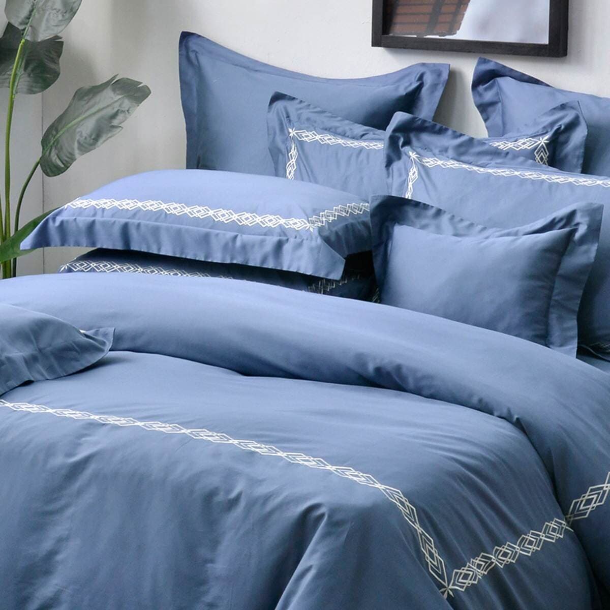 La Belle Double 300 Weave Long Staple Cotton Embroidered Duvet Cover and Bed Bag 4 Piece Set Shimmering Ridge Midnight Blue