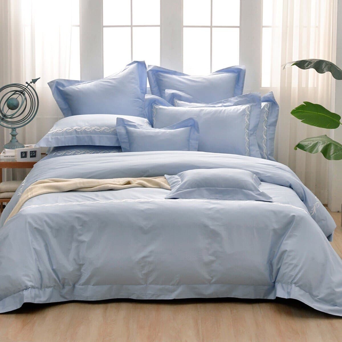 La Belle Set Selimut Pasangan Ukuran Besar 4 Lembar 300 Threadcount Velvet Cotton Embroidery Kembang Liar Biru Es