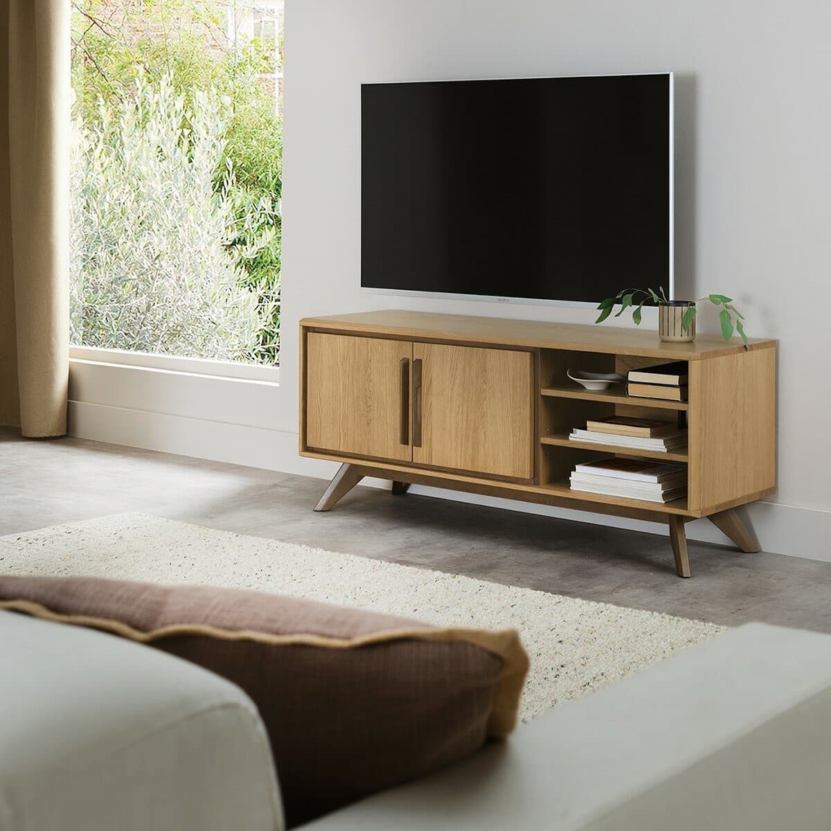 Bentley Mendesain Kabinet TV Kristen