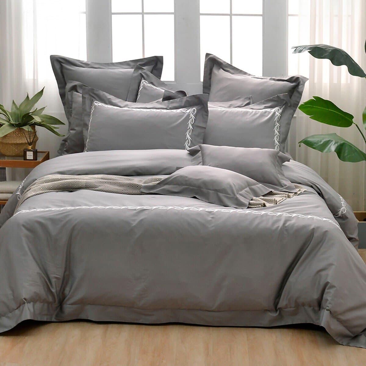 La Belle Set Selimut Pasangan Ukuran Besar 4 Lembar 300 Threadcount Velvet Cotton Embroidery Kembang Liar Abu Batu Gunung