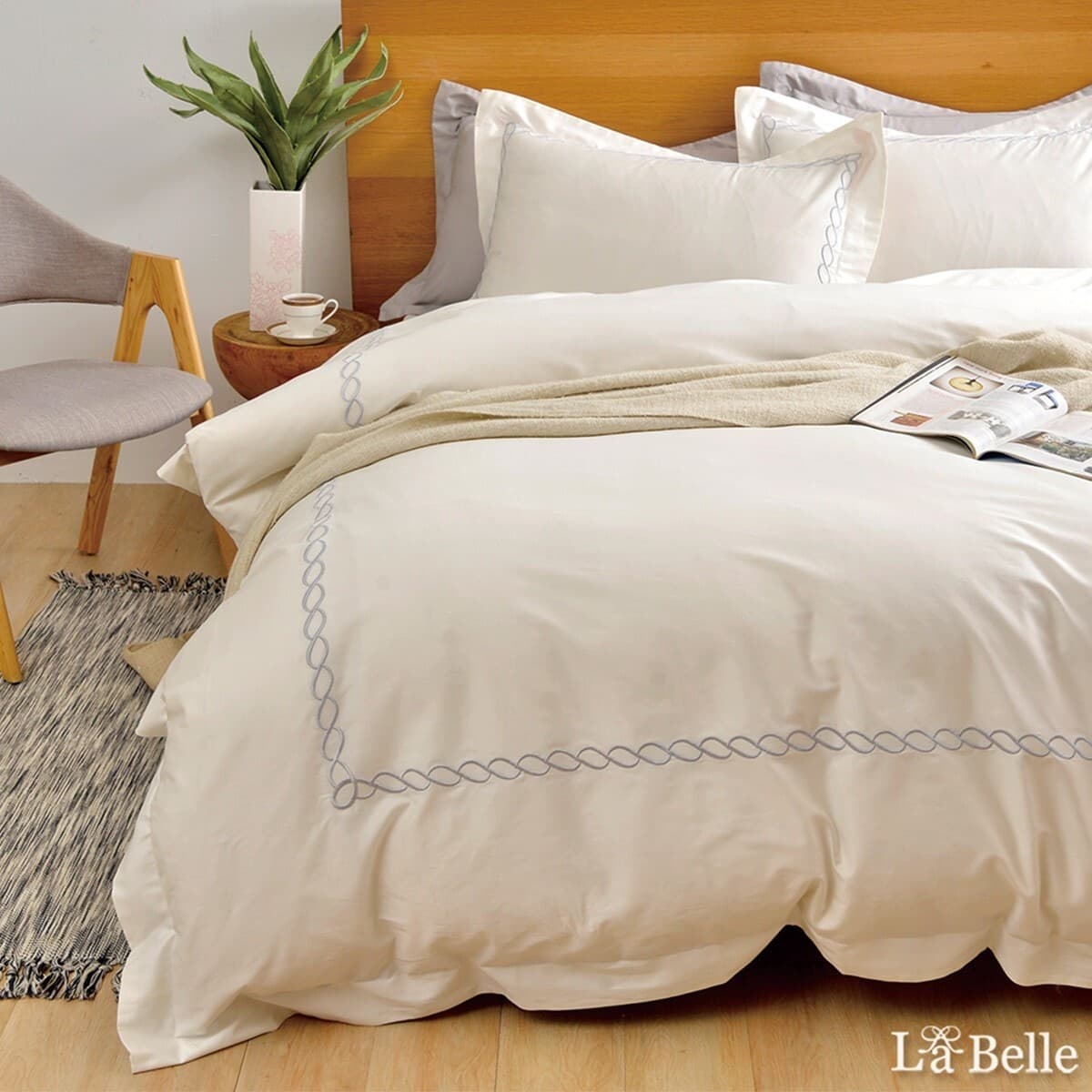 La Belle Set Dua Orang Besar 300 Thread Count Pure Cotton Embroidery Bed Cover Set 4 Pieces 180 cm X 186 cm Putih