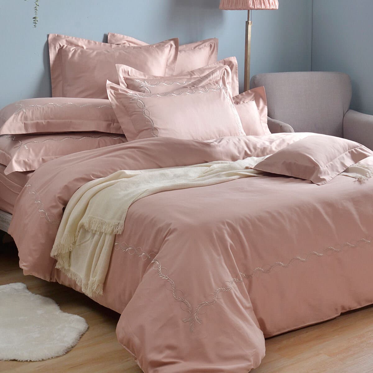 La Belle Bed Sheet Set 4 pcs Twin Size 150 cm x 186 cm Vining Style Merah Muda