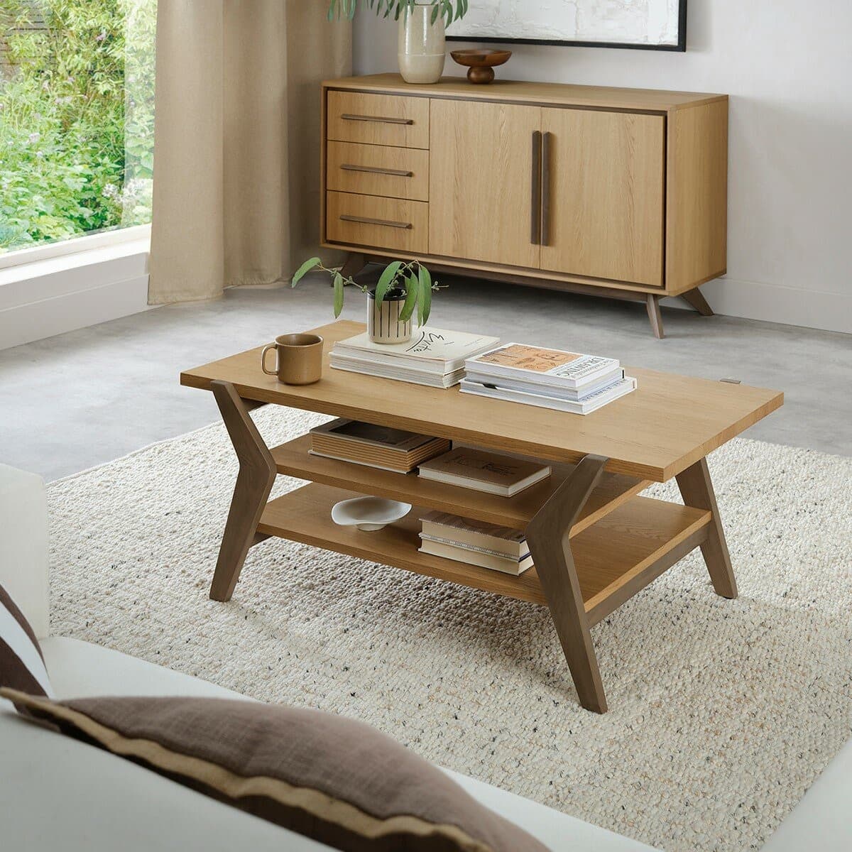 Bentley mendesain Meja Kopi Kristen