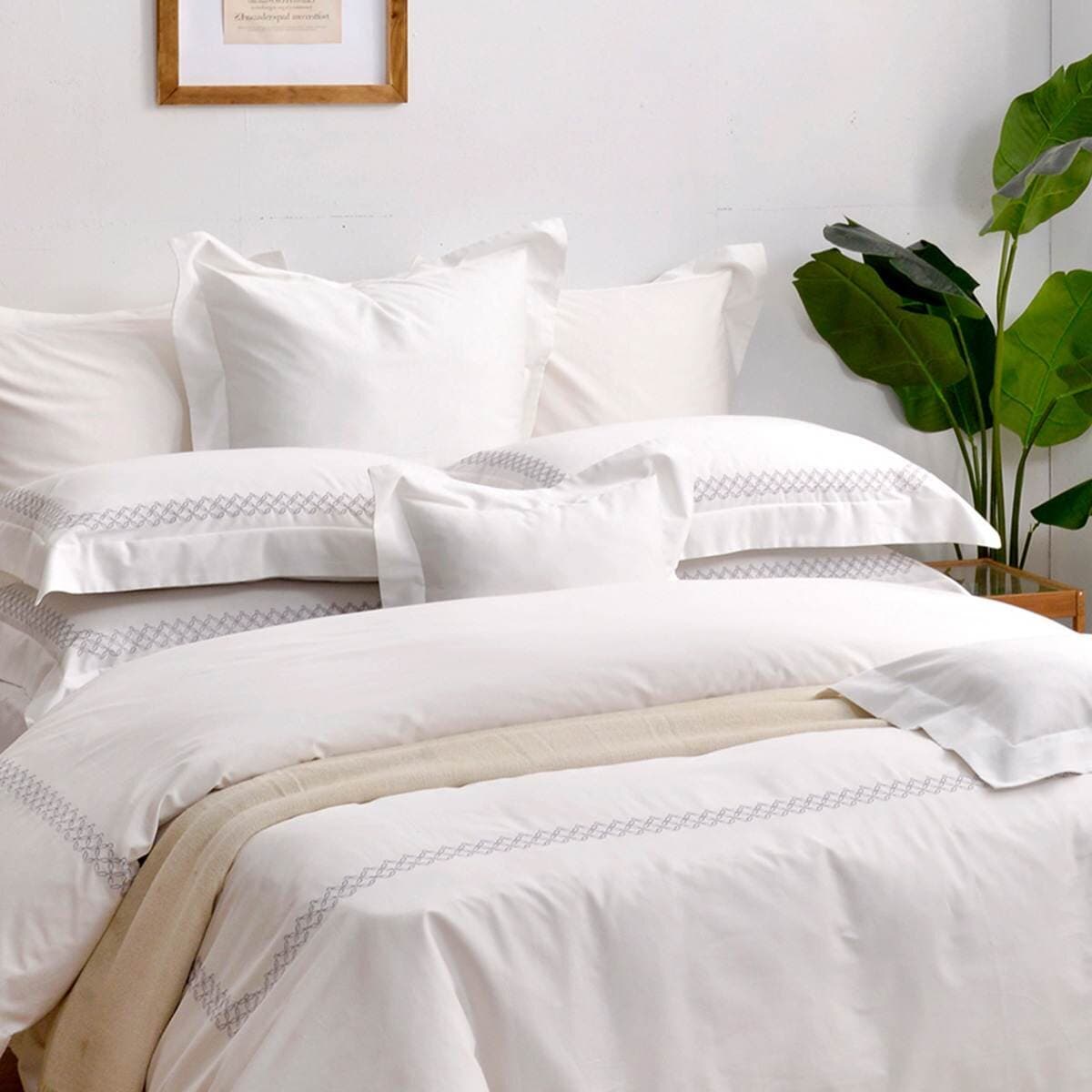 La Belle Set Selimut Pasangan Ukuran Besar 4 Lembar 300 Threadcount Velvet Cotton Embroidery Kembang Liar Putih Mutiara